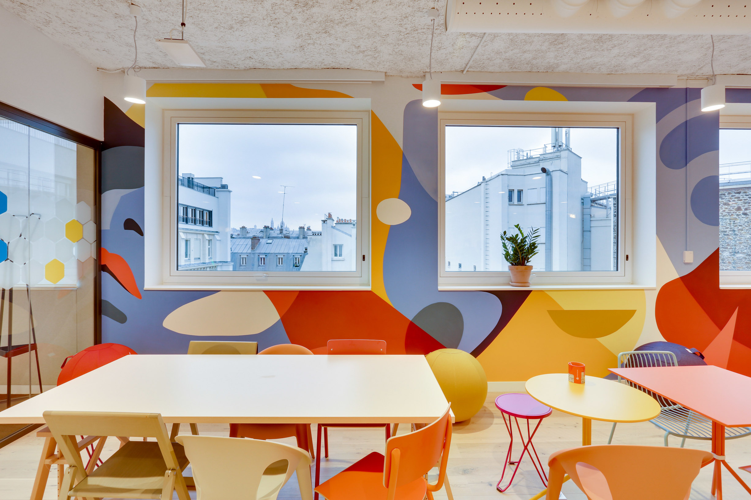 Une thématique différente est attribuée à chaque espace, en fonction de leur usage. La fresque du graffeur Taroe, qui couvre les murs de la cafétéria annonce la couleur : créativité et originalité. Le mobilier est volontairement dépareillé, facilement déplaçable et empilable, la cafétéria faisant également office de salle de conférences.