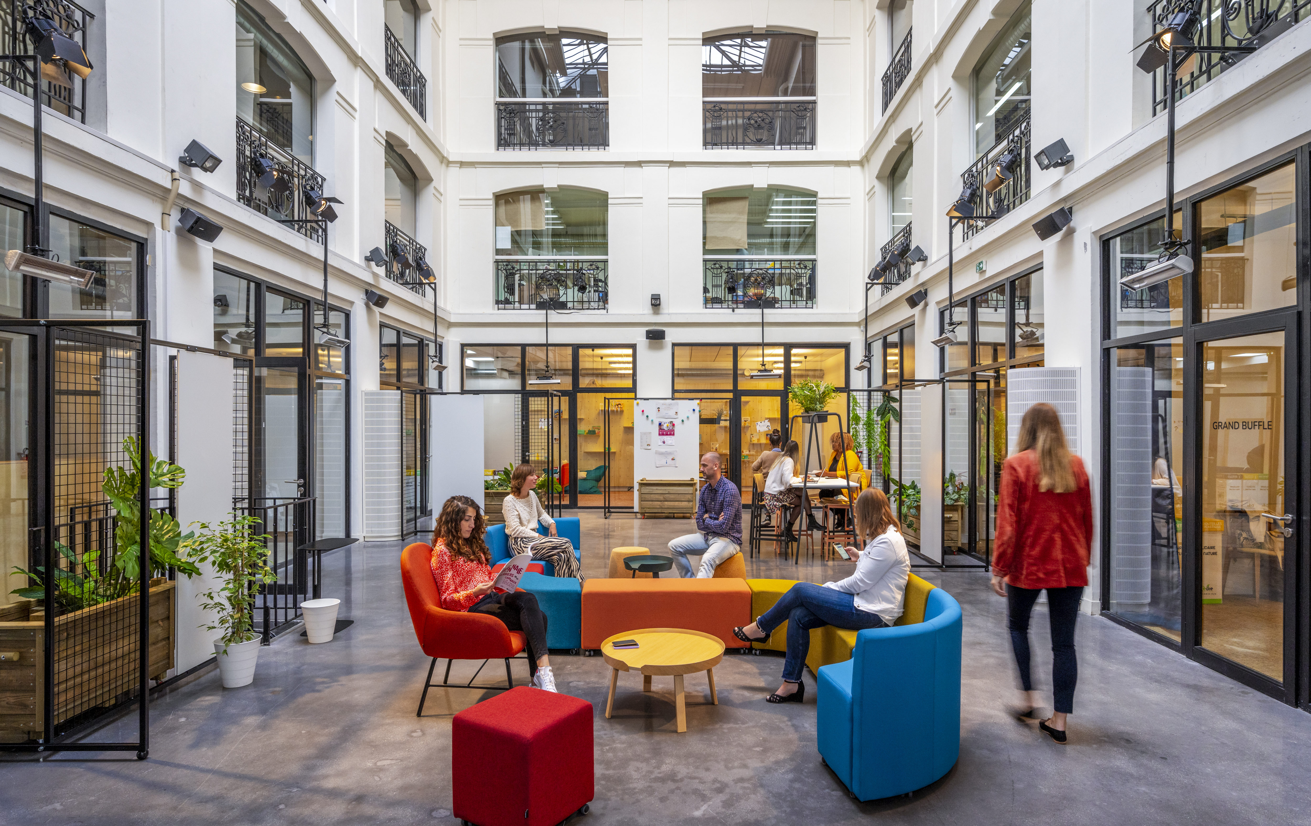 Sous la verrière principale, des lieux de réunions informelles parsèment la zone. L'environnement de travail en total flex-office permet à chacun de se poser sur un canapé ou sur une table haute pour collaborer.