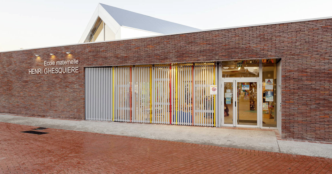 Le prolongement de la façade inox en toiture rappelle réunit architecture traditionnelle des maisons de la région et modernité (système d’Etanco)