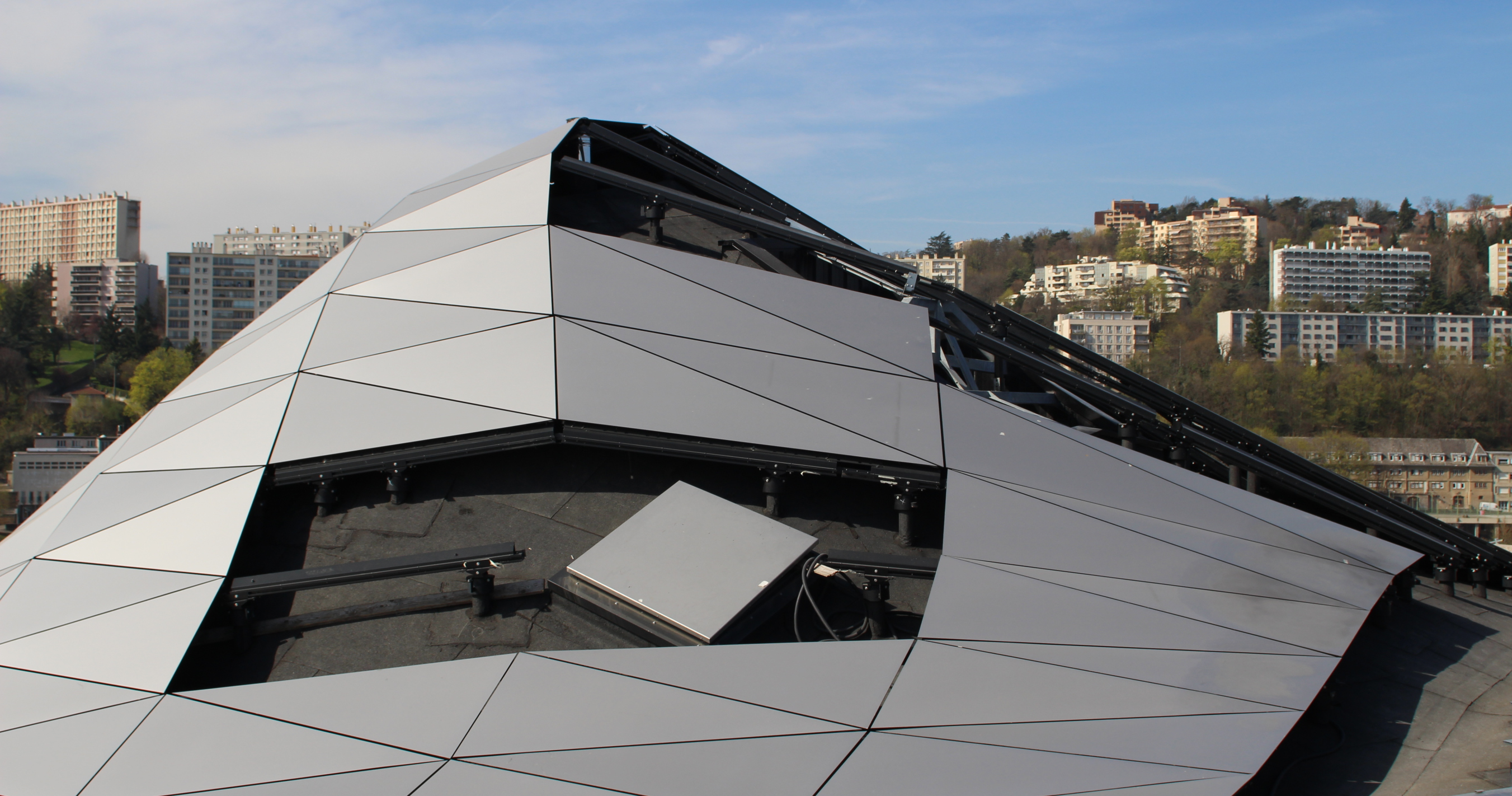 La complexité de la surtoiture du musée des Confluences a nécessité une adaptation du procédé habituellement mis en œuvre (système Surfa5 de Smac).