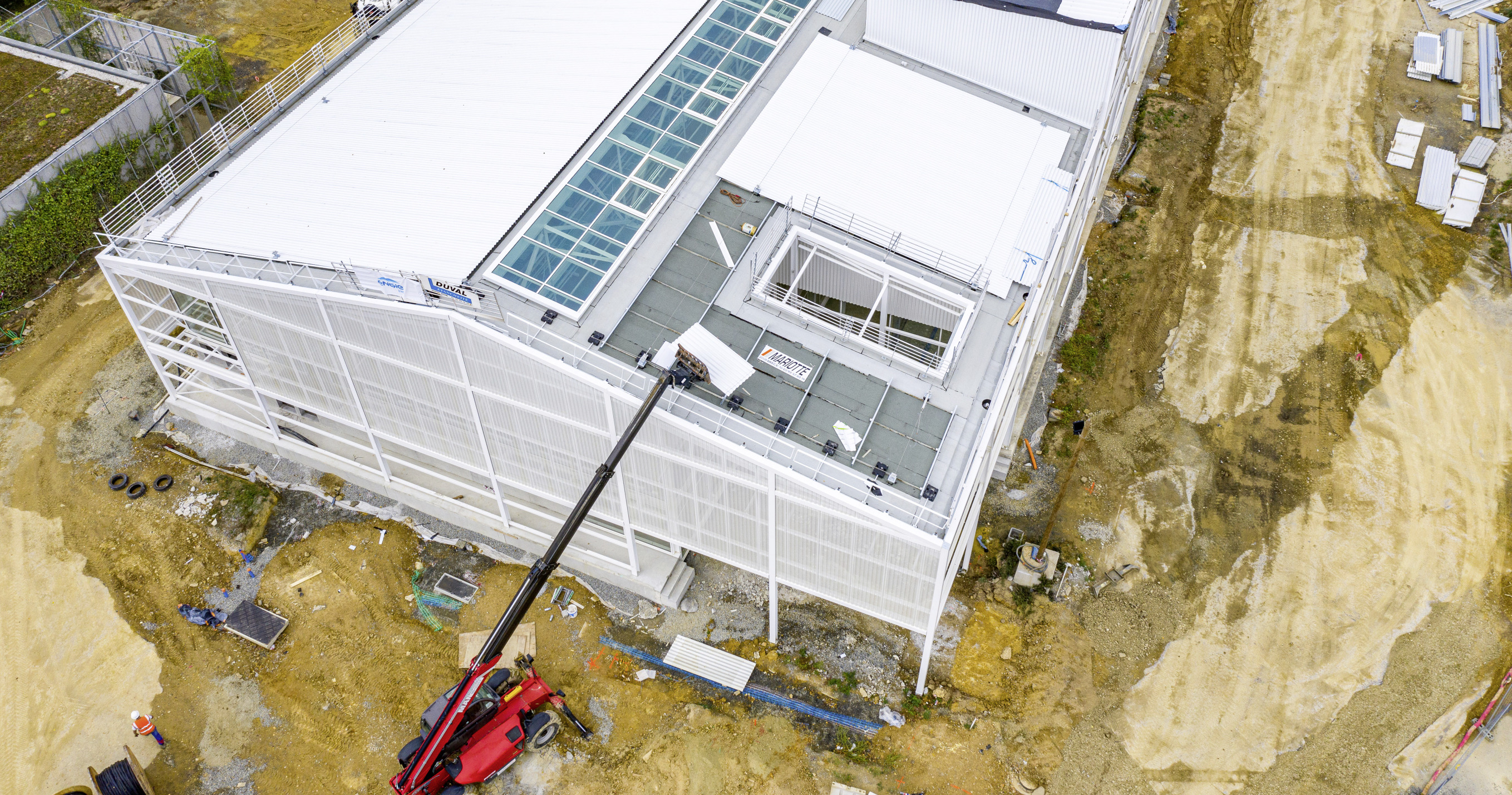 Sur le bâtiment du journal Ouest France à Rennes, le mode liaisonnement de la surtoiture est emprunté au procédé originellement dédié aux panneaux photovoltaïques (système T-Fix de Siplast).