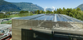 Les panneaux photovoltaïques sont mis en oeuvre en toiture d'un ouvrage accueillant les équipements techniques. 