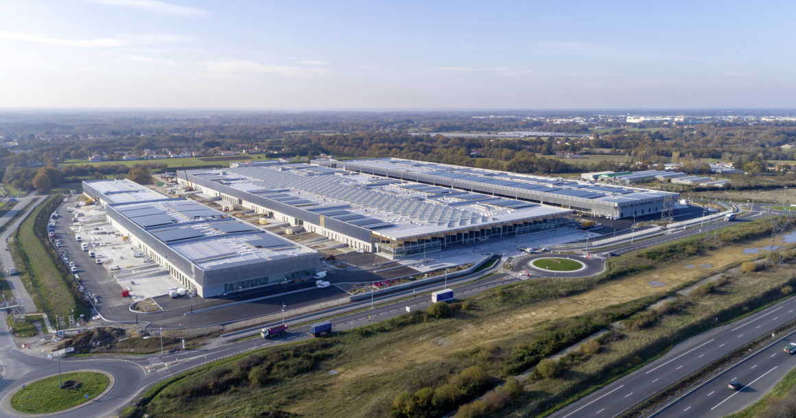 Les procédés photovoltaïques mis en œuvre en toiture engendrent des descentes de charges ponctuelles sur les bacs pouvant leur être préjudiciables : pour les éviter, les industriels ont mis au point des procédés spécifiques. (MIN de Nantes, architecte : cabinet Erik Giudice)