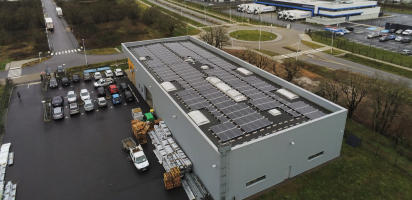 Plus de 1 000 m² de panneaux photovoltaïques équipent la toiture du siège social de l'industriel. 