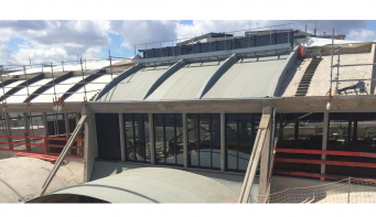 A Paris, les 13 000 m² de toiture de la Halle Freyssinet ont été désamiantés avant les travaux de rénovation.