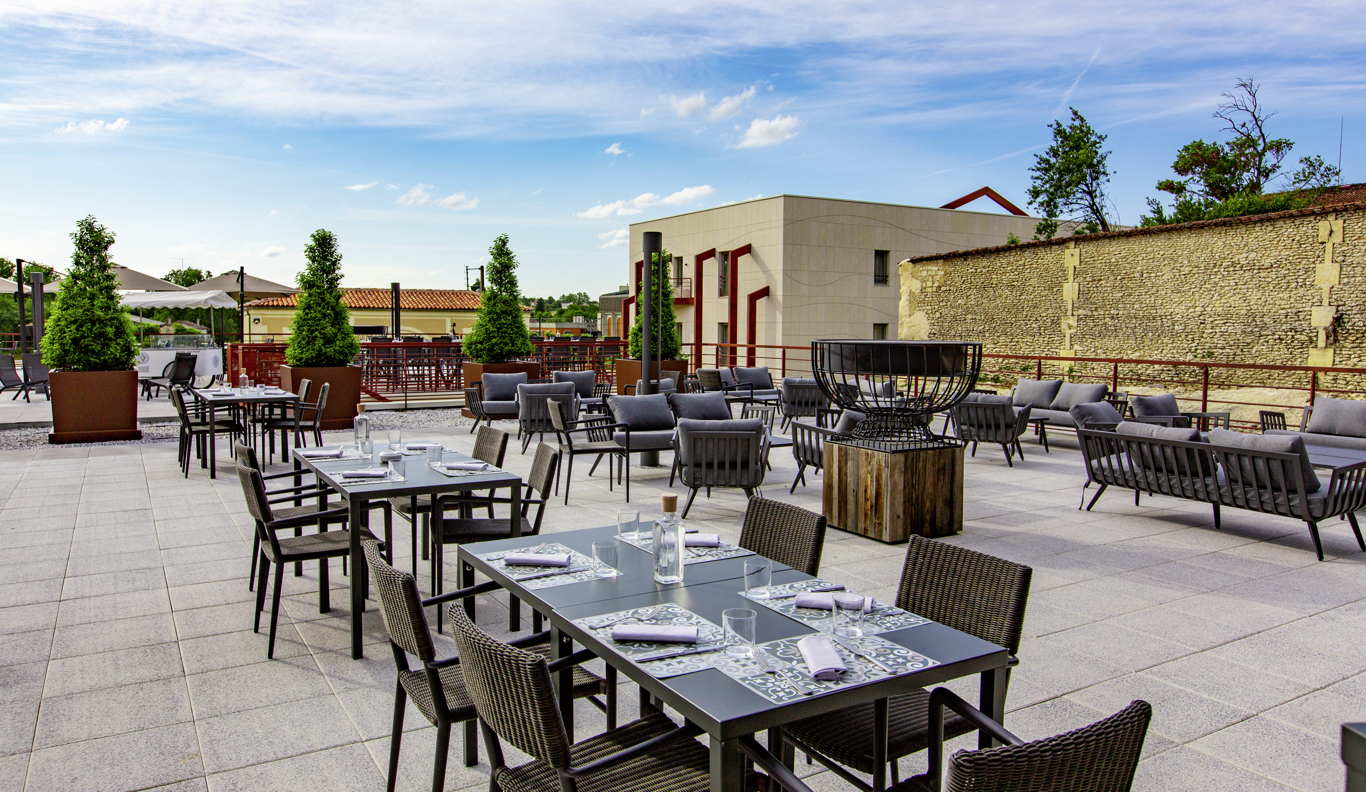 La terrasse de la brasserie offre une vue sur l'ensemble du site. 