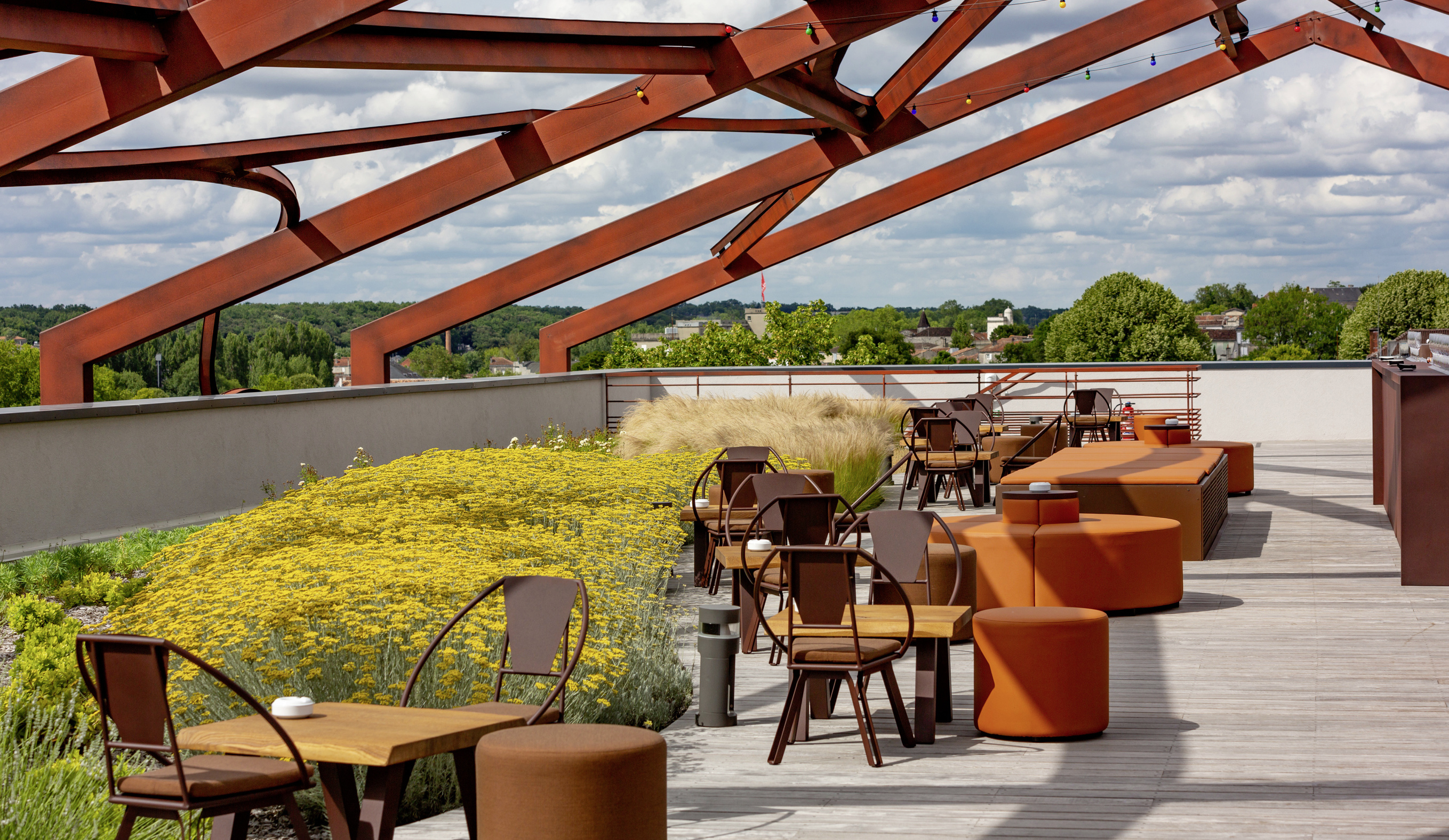 La terrasse de l’un des bâtiments est équipée d’une protection en platelage bois pour permettre l’aménagement d’un rooftop accessible à la clientèle. 