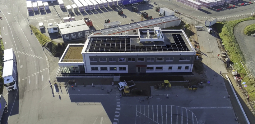 Le nouveau bâtiment, construit sur le site de l'usine de fabrication d'isolant en laine de roche, accueille les locaux administratifs. 