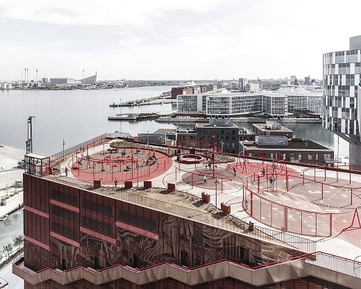 On y arrive en suivant le fil rouge de la rambarde qui mène tout en haut pour se transformer en structures de jeux. A Copenhague, la toiture-terrasse du parking silo Park’n’Play offre 2 400 m² de balançoires, de filets d’escalade et de cordes à grimper. En-dessous, des véhicules garés sur sept niveaux. (Architecte : JAJA architects)