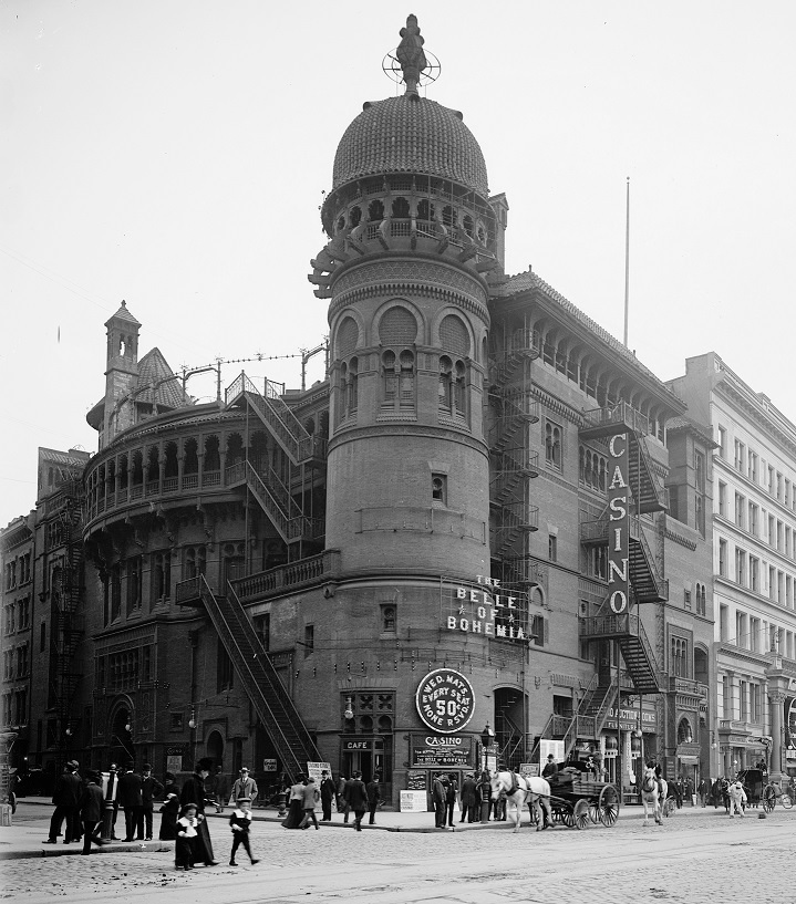 Le Casino theatre est le premier établissement new yorkais dont la toiture-terrasse a été ouverte au public. Inauguré en 1883, il doit ce roof garden à son directeur, également musicien et producteur, Rudolph Anderson. Il permet notamment aux spectateurs d’apprécier la musique à l’air libre pendant les chauds étés newyorkais. Une idée qui sera reprise par de nombreuses salles de spectacles de la célèbre avenue.