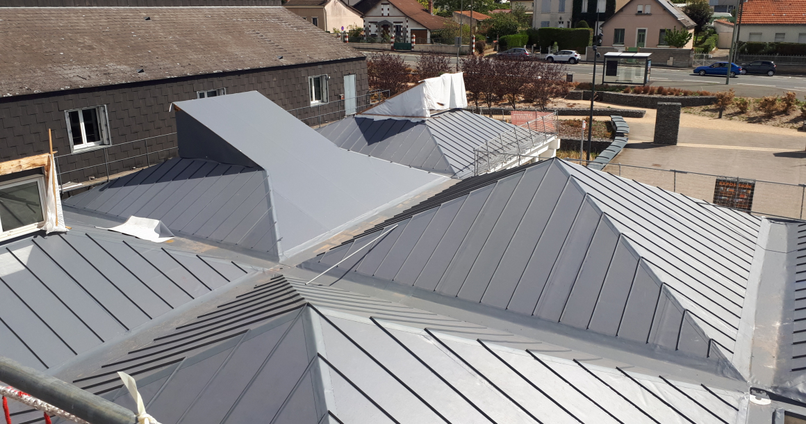 La toiture du centre culturel est composée de 30 pyramidaux.