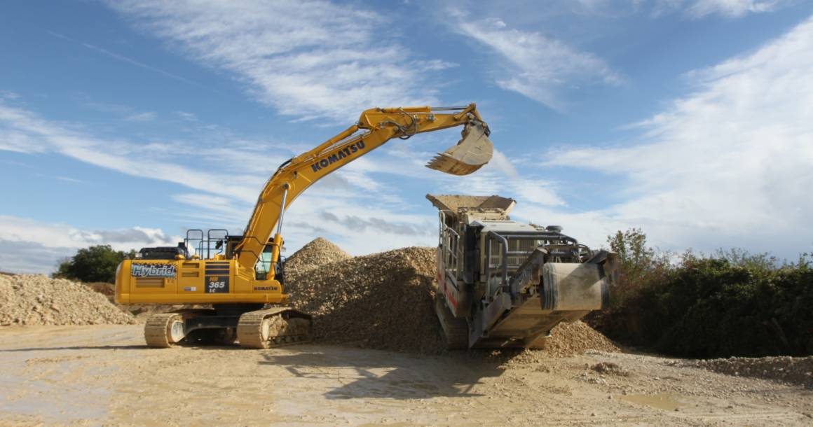 Avec le système hybride électrique propre à Komatsu, l’énergie est captée et régénèrée à chaque rotation. 