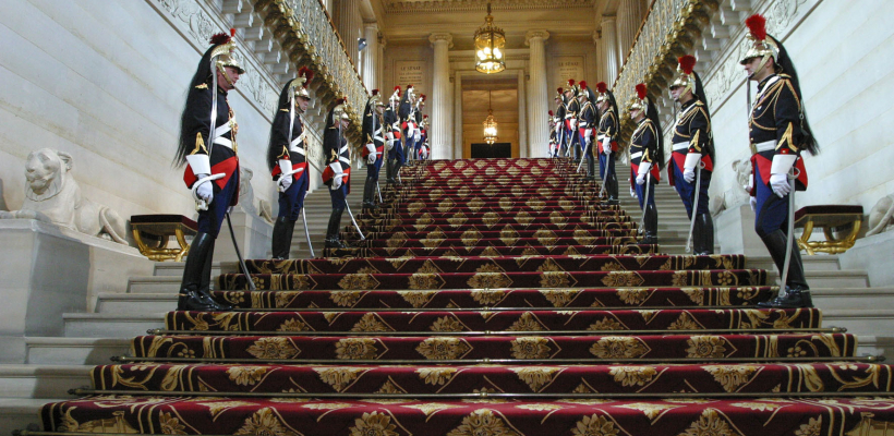 Le Sénat accueille Alexandre Dumas à l’occasion du transfert de ses cendres au Panthéon. Cette cérémonie intervient après la célébration en France du bicentenaire de la naissance de Victor Hugo, en février, et d' Alexandre Dumas, en juillet. Après avoir quitté Villers-Cotterêts (Aisne), où est né Alexandre Dumas, puis le château de Monte-Cristo à Port-Marly (Yvelines), le cercueil de l'écrivain est accueilli dans la cour d'honneur du Sénat, où sera rendu dans l'après-midi, l'hommage de la Haute-Assemblée à l'écrivain, en présence d'élus et de représentants de l'Outre-mer.
bo
 
