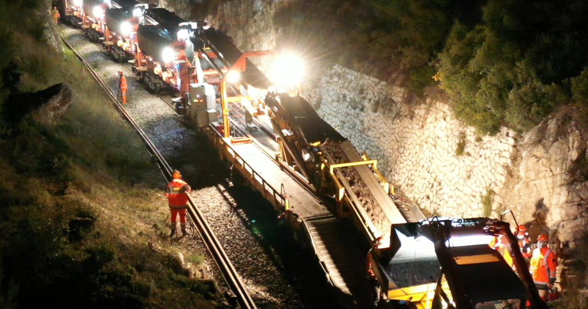 Une nuit d'hiver 2021, les tapis du train-travaux de Colas Rail convoient vers des wagons l'ancien ballast de la voie reliant Septèmes-les-Vallons à Marseille-Saint-Antoine. Il sera ramené en base arrière à l'aube.