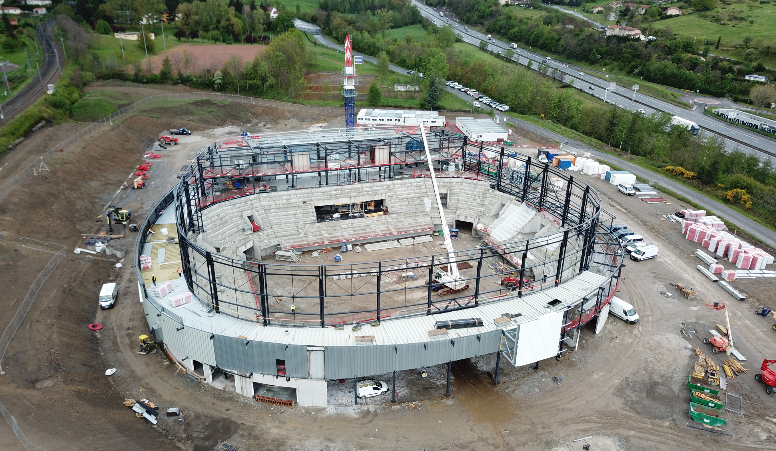 Le nouvel équipement sportif est constitué de deux couronnes circulaires en acier posées sur un socle en béton.