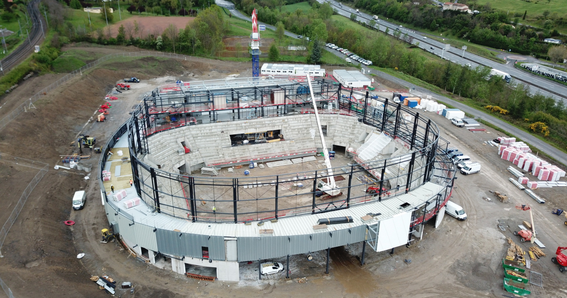 Le nouvel équipement sportif est constitué de deux couronnes circulaires en acier posées sur un socle en béton.