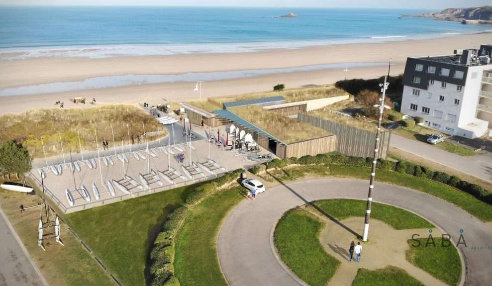 Les toitures du centre nautique se confondent avec la plage. 