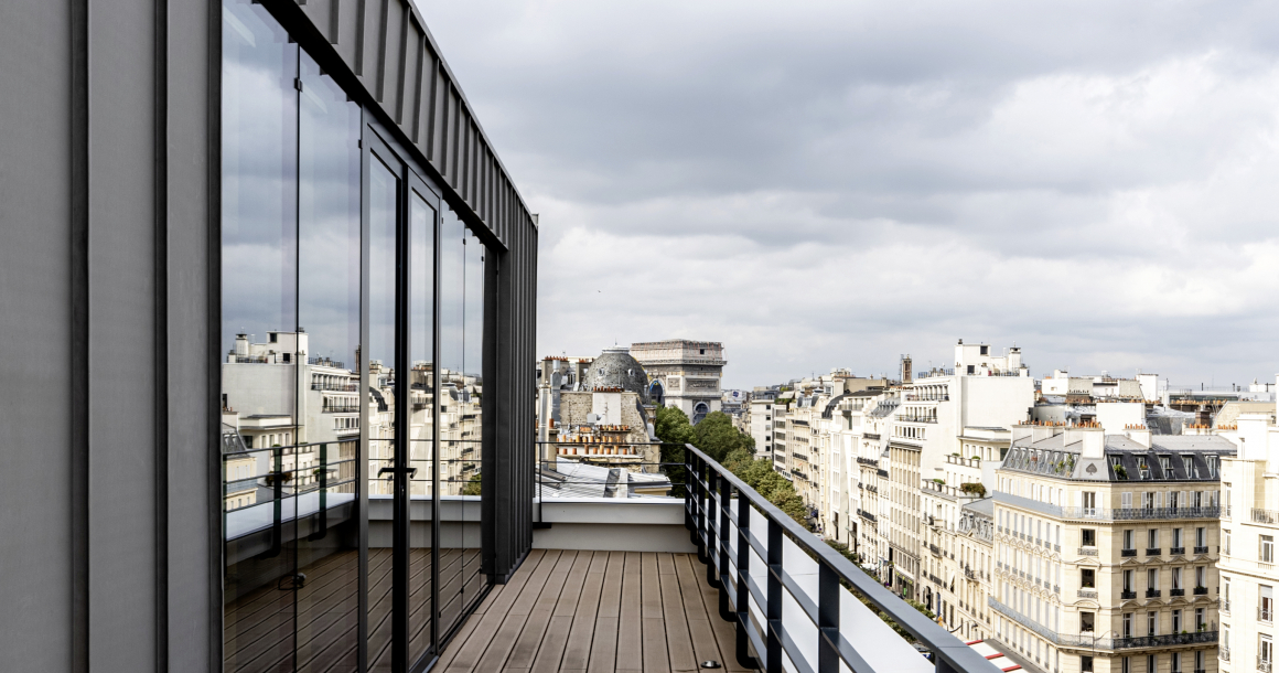 L'accès à un espace extérieur au bureau est un atout à la fois pour attirer les talents et pour faire gagner de la valeur au bien. (ici : le 17 Hoche à Paris, Axel Schoenert architectes)