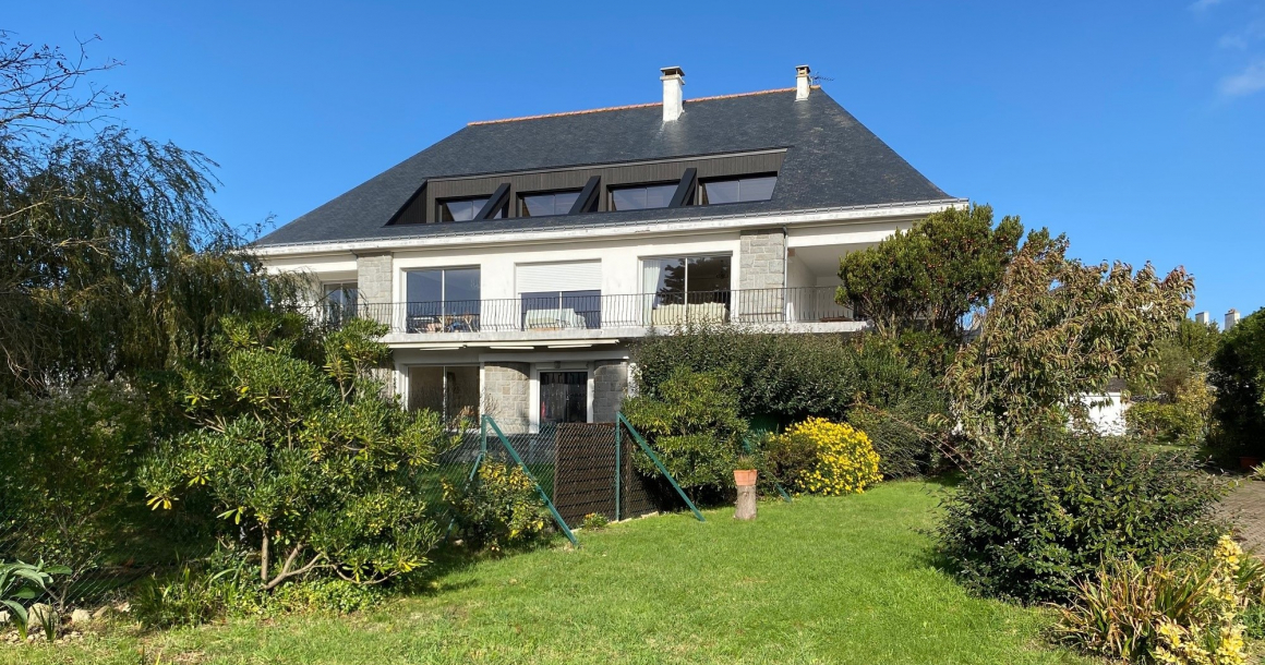 Une terrasse créée par la dépose d'une partie du toit est appelée "tropézienne". 