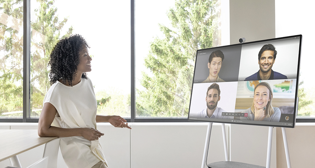 La Surface Hub de Microsoft est un tableau blanc interactif qui fonctionne avec Teams.