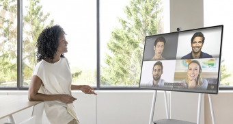 La Surface Hub de Microsoft est un tableau blanc interactif qui fonctionne avec Teams.