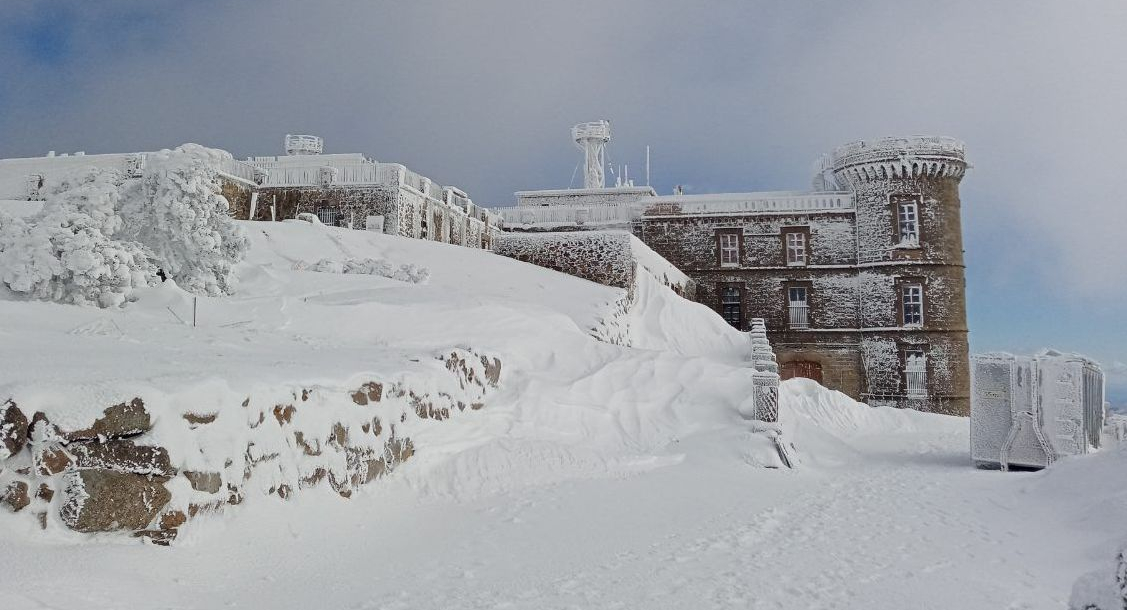 Vue extérieure du Mont Aigoual sous la neige