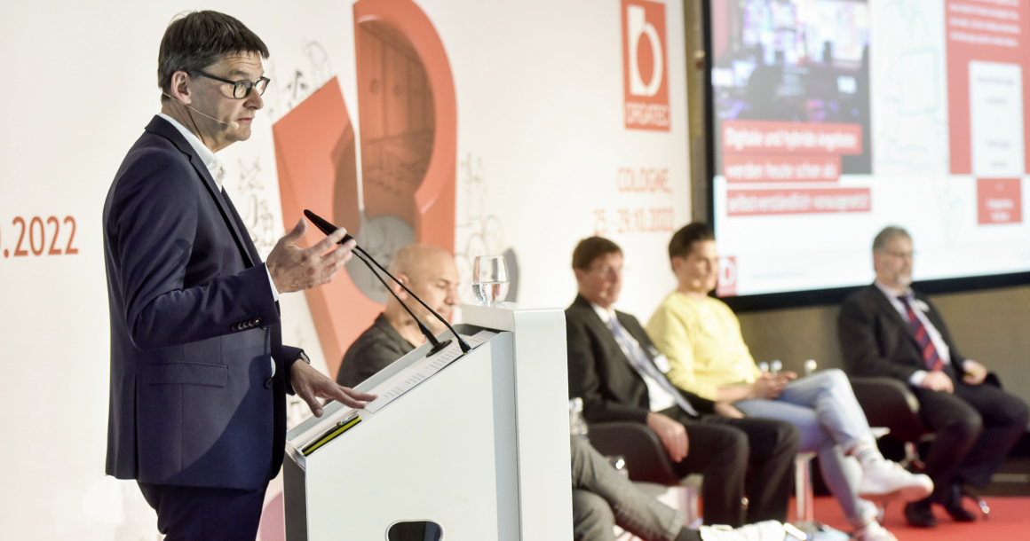 Oliver Frese au micro lors de la conférence de presse donnée au Hyatt Hotel de Düsseldorf le 4 mai 2022. Sur le côté : Antonio Vultaggio, Hendrik Hund, Jonathan Reinartz et Michael Steiner.  