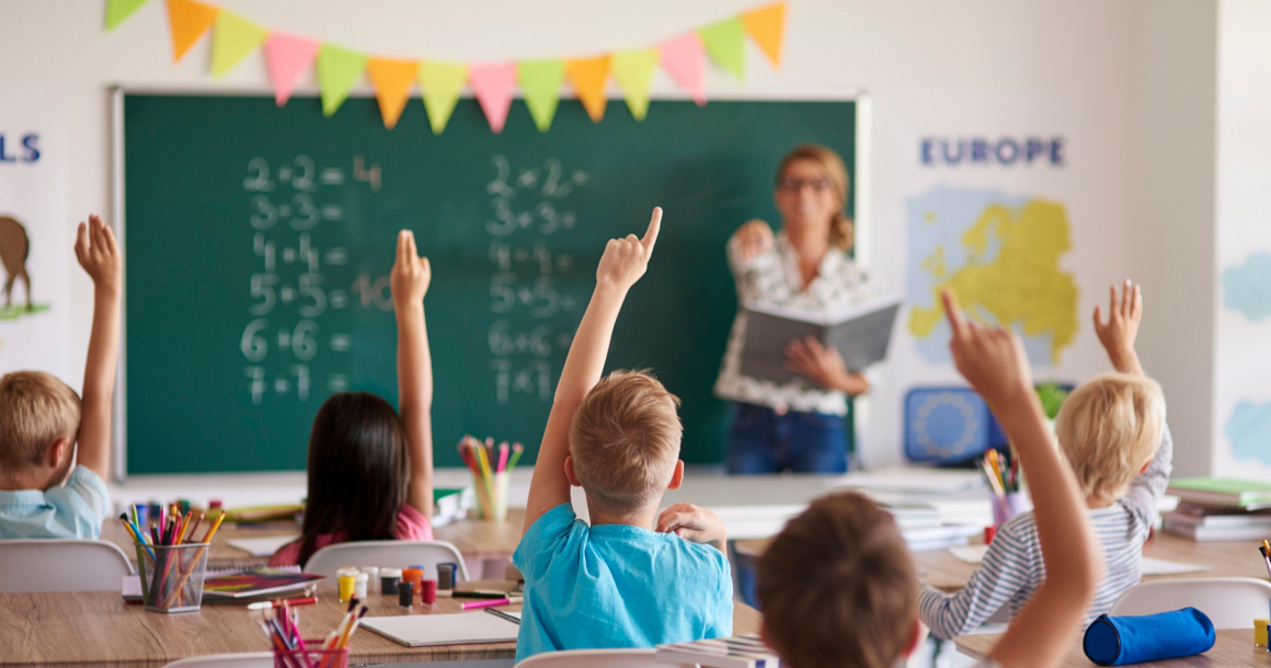 la surveillance de la qualité de l'air intérieur est obligatoire dans les écoles maternelles et élémentaires ainsi que dans les crèches depuis 1er janvier 2018, et dans les centres de loisir, les collèges et les lycées depuis le 1er janvier 2020.