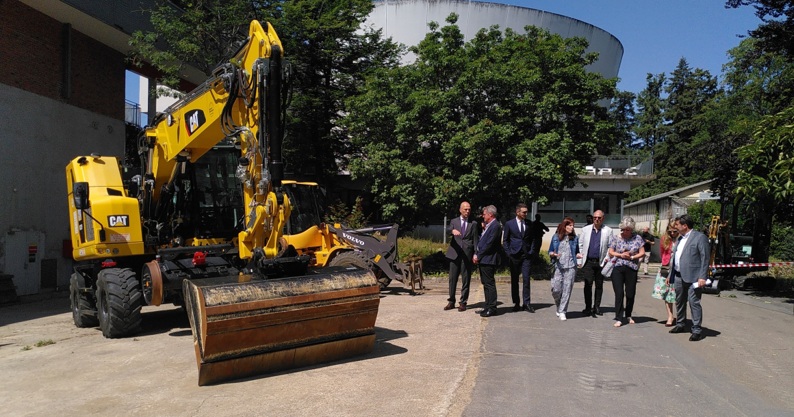 L'événement a donné l'occasion aux élus locaux de découvrir les engins de chantier réservés à la formation.