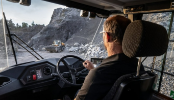 Une cabine spacieuse et disposant d’une bonne visibilité, bien insonorisée, climatisée et dotée d’un siège à suspension pneumatique avec ceinture 3 points a une incidence positive sur l’agrément de conduite de l’opérateur.