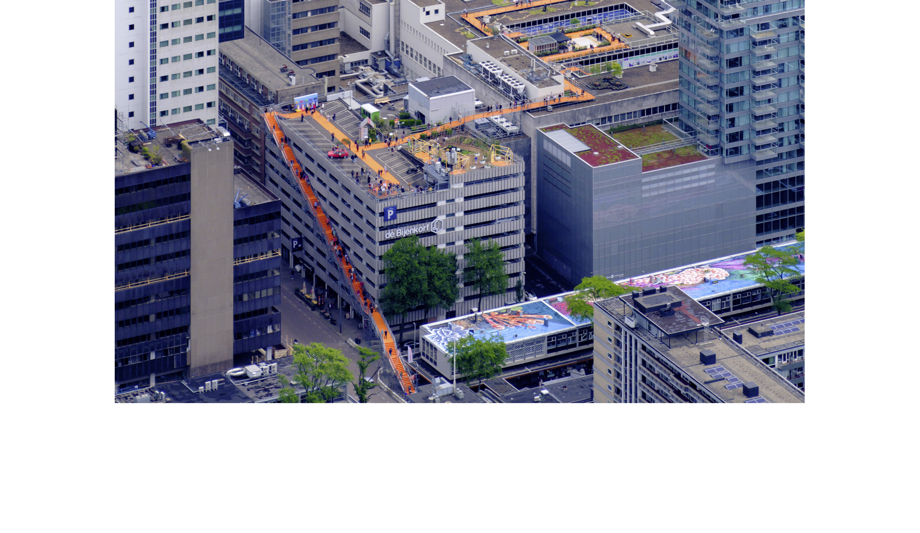 Les rooftops présentés sont reliés entre eux par des passerelles et créent un parcours de promenade. 