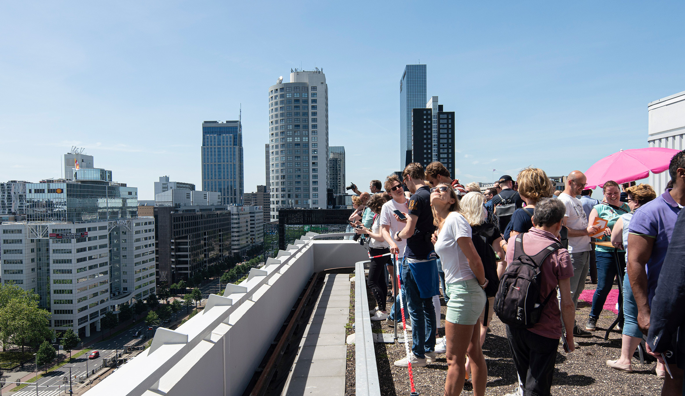 Les toitures-terrasses offrent des espaces disponibles à la ville dense.