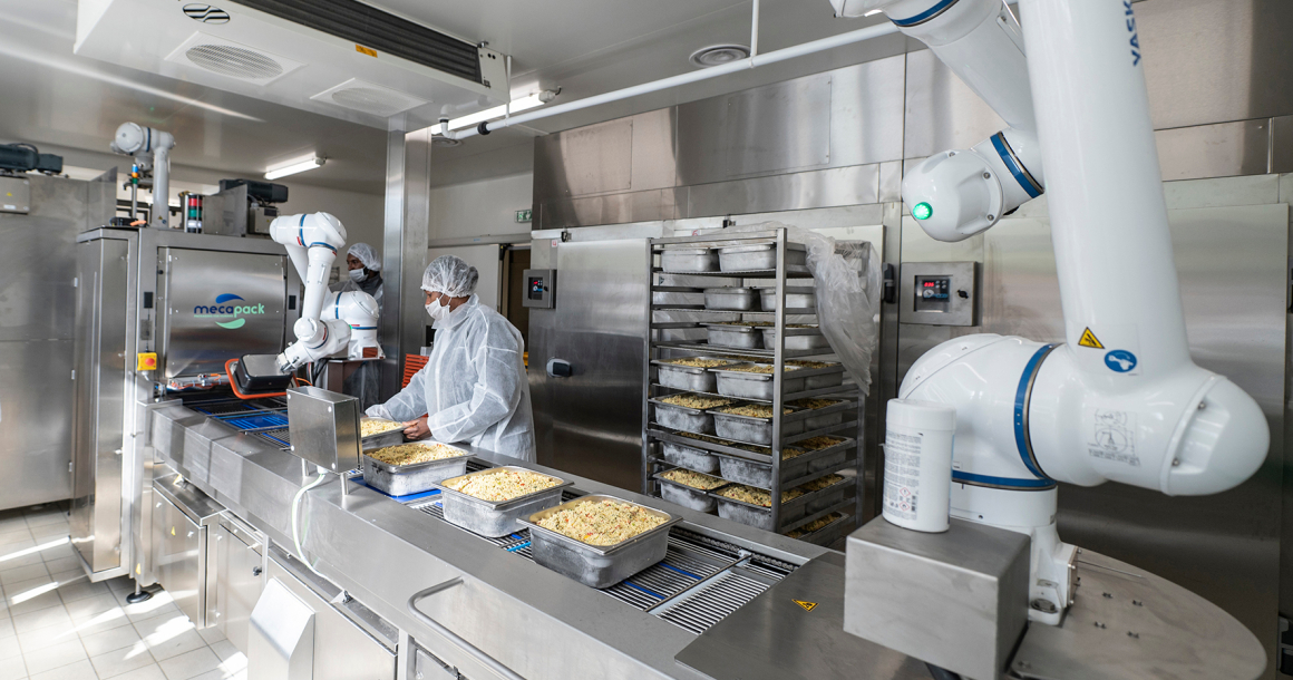 Visite de l'Unité Centrale de Production de l'alimentation installée sur le Domaine de Chérioux dans une aile du collège Adolphe Chérioux à Vitry-sur-Seine. 