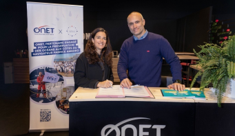 <p>Émilie de Lombarès, présidente du directoire d’Onet, et Fabrice Amedeo, skipper de l’Imoca Nexans – Art &amp;amp; Fenêtres, lors de la signature du renouvellement du partenariat le 26 février à Marseille.</p>