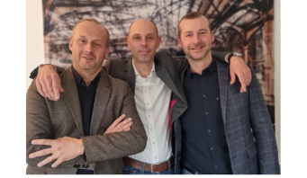 <p>Laurent Petit (Ecoclean Services) au centre, entouré des créateurs Sébastien Ayault et Jean-Baptiste Clec’h.</p>