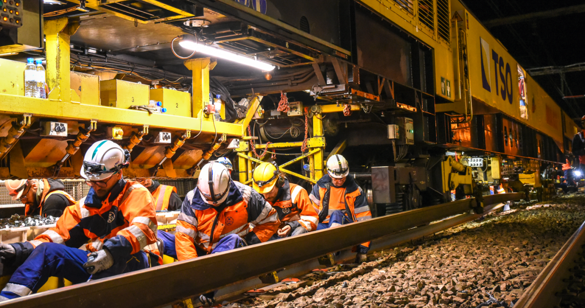 <p>En moyenne, 750 ml de voie étaient changés chaque nuit, un rendement trois fois supérieur à celui d&amp;#039;une organisation fondée sur des engins rail-route.</p>