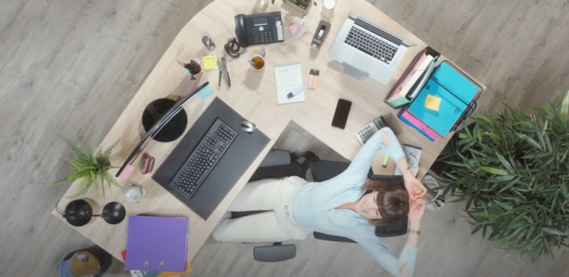 Le spot publicitaire met en scène une jeune femme sur son lieu de travail, avec le slogan « Hyperburo, hyper pro, hyper proche ». 