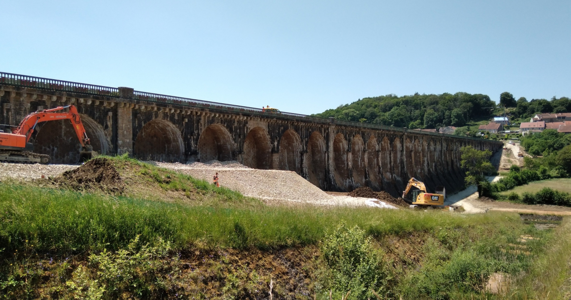 Des talus, édifiés depuis les rives, viendront soutenir l’ouvrage.