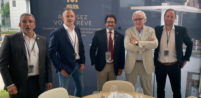 L'équipe Molteni fin prête pour célébrer 100 ans de perfection : de gauche à droite : Patrick Tordjman, Directeur commercial Electrolux, Emmanuel Romero, responsable du site de Saint-Vallier, Eric Mouton, Directeiur commercial Molteni, Alain Ducasse, ambassadeur de la marque depuis de nombreuses années et Laurent Feuvrier, responsable communication Electrolux.