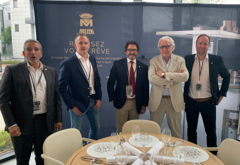 L'équipe Molteni fin prête pour célébrer 100 ans de perfection : de gauche à droite : Patrick Tordjman, Directeur commercial Electrolux, Emmanuel Romero, responsable du site de Saint-Vallier, Eric Mouton, Directeiur commercial Molteni, Alain Ducasse, ambassadeur de la marque depuis de nombreuses années et Laurent Feuvrier, responsable communication Electrolux.