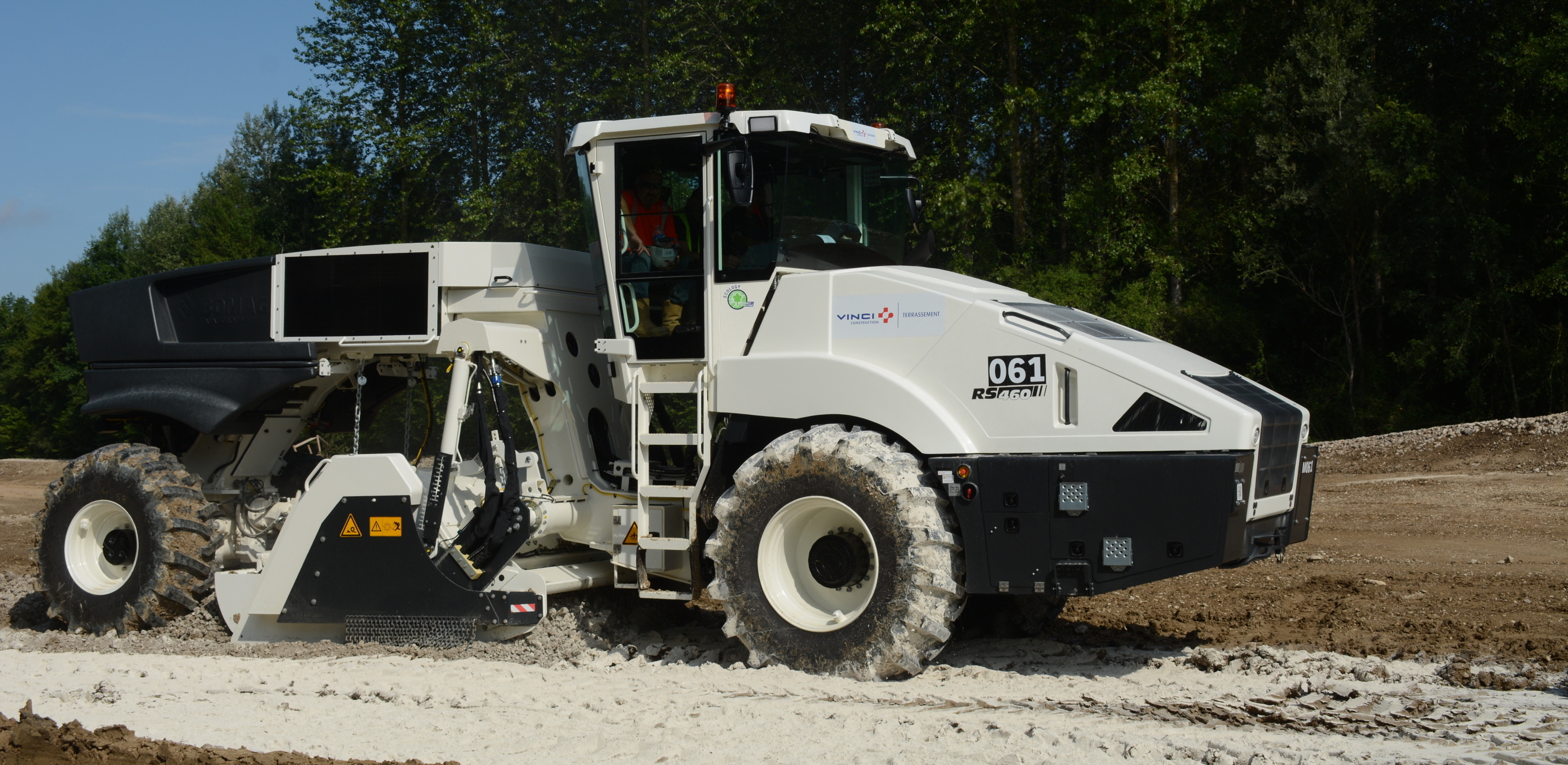 Les opérateurs de Terélian réalisent leurs premières passes avec le stabilisateur RS 460 de Bomag. L'engin doit renforcer les pistes du chantier de Seine Bassée, en Seine-et-Marne.