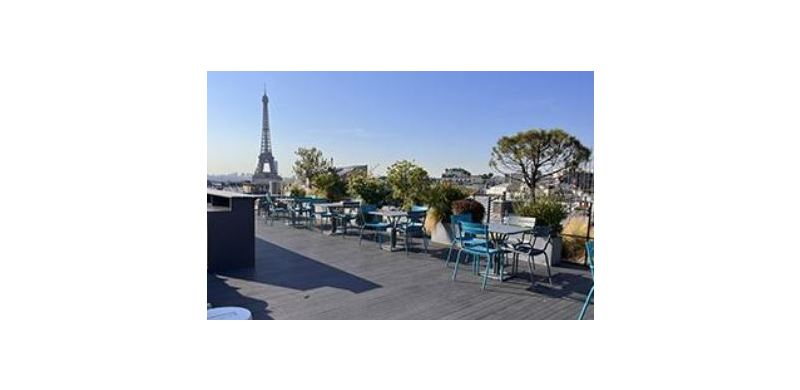 La terrasse du siège de Onepoint dans le 16ème arrondissement de Paris. 