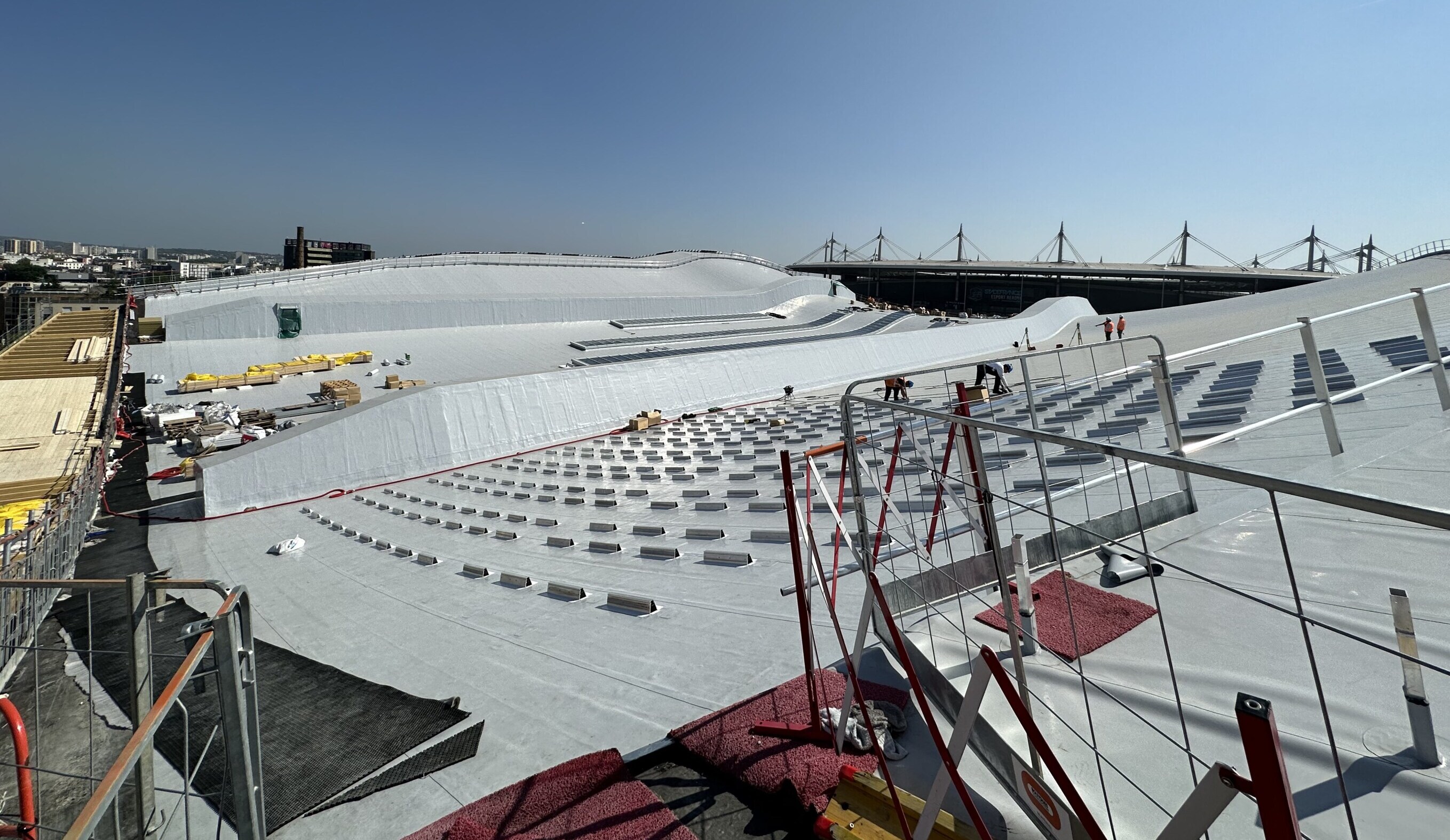 La future piscine olympique dévoile sa toiture innovante