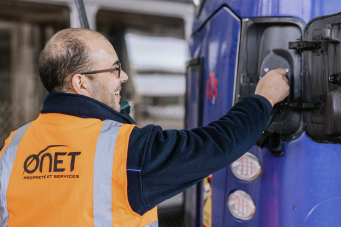 Onet intervient à la fois sur le matériel roulant (bus métro, tramways, trains) et les infrastructures (gares, stations et locaux).