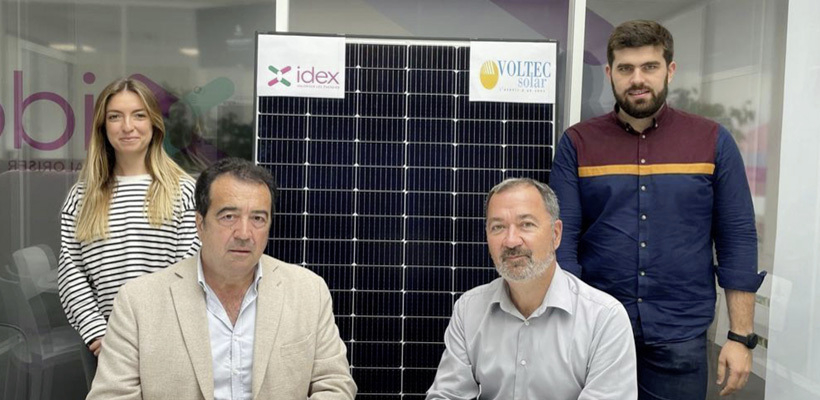 (De g. à dr., assis) Jean-François Bessaguet, directeur des ventes de Voltec Solar, Emmanuel Voinier, directeur des opérations d’Idex BBC, (debout) Camille Laborde, chargée d’opérations Idex BBC, et Corentin Duval, chef de projets Idex BBC.