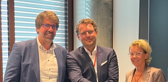 Christian Schulte, CEO de THS Group, Gerwald van der Gijp, CEO d’ARMOR Print Solutions et Simone Schroers, Directrice générale de MHS (filiale de THS). 