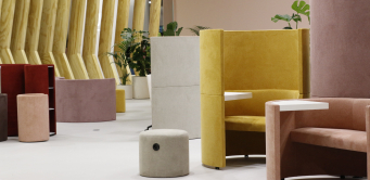 Les solutions de corrections acoustiques intégrées au mobilier sont largement représentées sur les salons professionnels comme ici à l'édition 2022 d'Orgatec.