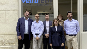 L'équipe Vetrotech devant le showroom près de la Bastille. 