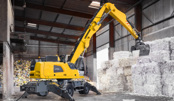 La pelle de manutention électrique Liebherr LH 26 M Industry E est reliée par câble mais elle peut, pour un fonctionnement temporaire et indépendant du réseau, être équipée en option d'un kit de mobilité alimenté par batterie. 