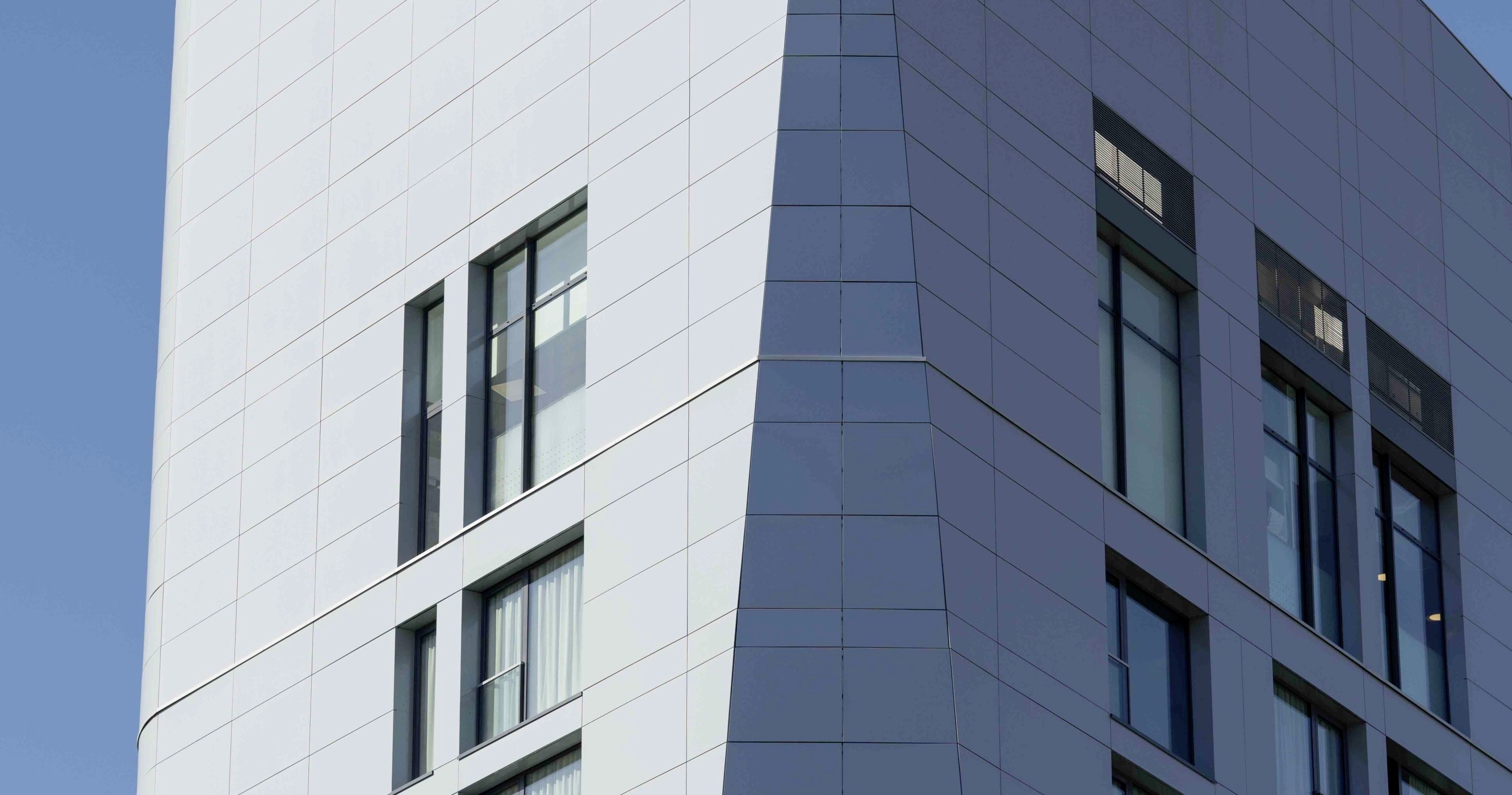 Les couleurs claires sont notamment choisies pour leur réflectivité qui limite la surchauffe des façades en été. 